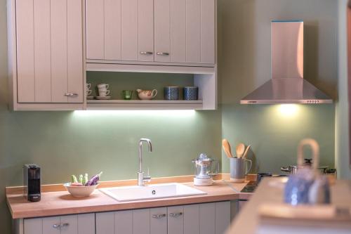 una cucina con lavello e fornello di Kyparissia Old Town Home Collection! a Kyparissia