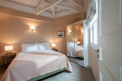 una camera da letto con un letto grande e uno specchio di Kyparissia Old Town Home Collection! a Kyparissia