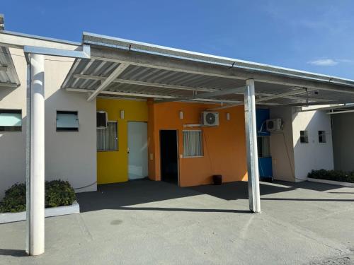 a building with orange and yellow at Pousada Xero in Capitólio