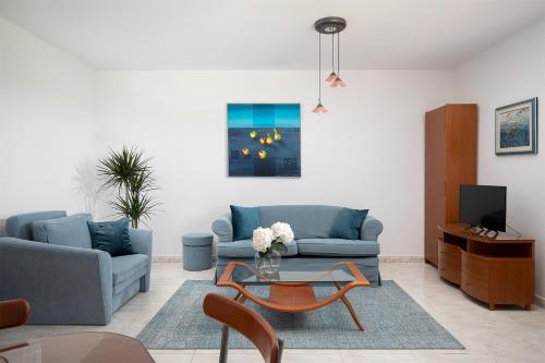 Sala de estar con 2 sofás y mesa de centro en Villa Mareonda, en Rovinj