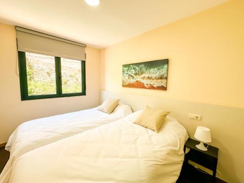 Dos camas una al lado de la otra en un dormitorio. en Apartamento Pindo B3 by ALÔGA, en O Pindo