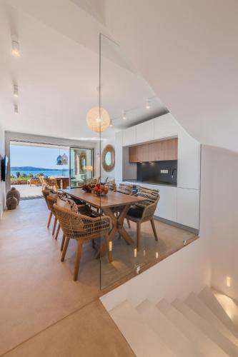 Televisyen dan/atau pusat hiburan di Gialova Hills 6 - Luxury Villas with Private Pool