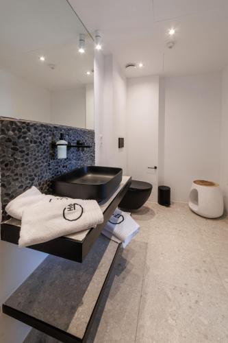 Bilik mandi di Gialova Hills 6 - Luxury Villas with Private Pool