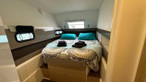 a small bedroom with a bed in a trailer at Unusual night in catamaran with dinner in Grand Case