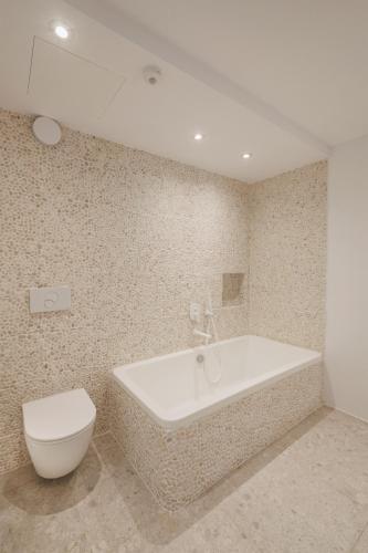 Bilik mandi di Gialova Hills 6 - Luxury Villas with Private Pool