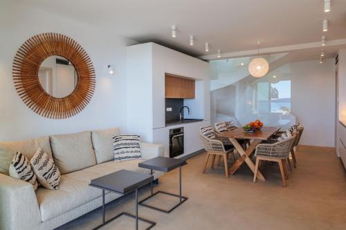 Ruang duduk di Gialova Hills 6 - Luxury Villas with Private Pool