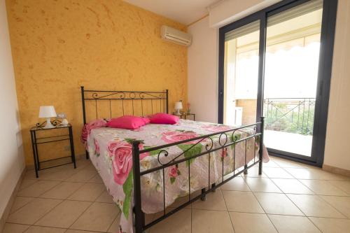 En eller flere senge i et værelse på Green Bay A8 - Pineto Vacanza