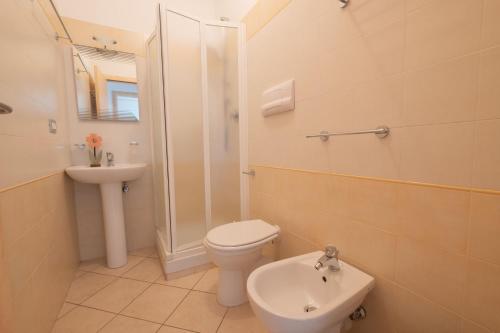 Et badeværelse på Green Bay A8 - Pineto Vacanza