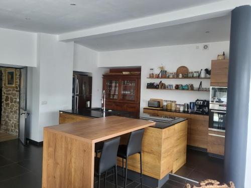 une cuisine avec une table en bois et quelques chaises dans l'établissement Villa Ty Clipper plage à pied, à Fouesnant