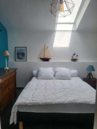 une chambre avec un grand lit avec une fenêtre dans l'établissement Villa Ty Clipper plage à pied, à Fouesnant