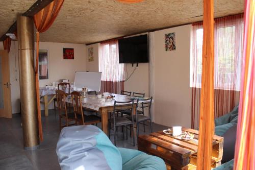 - une salle à manger avec une table et des chaises dans l'établissement Гостевой дом Крылья, à Cholpon-Ata
