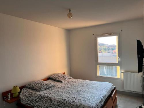 une chambre avec un lit et une fenêtre dans l'établissement Superbe villa sur toit unique, à Mauguio