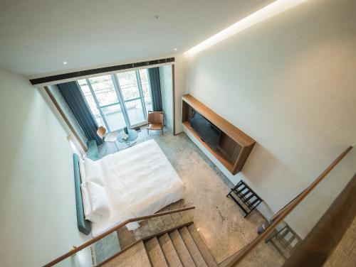 an overhead view of a bedroom with a bed and a television at PAPO'A Harbor Hotel in Kaohsiung