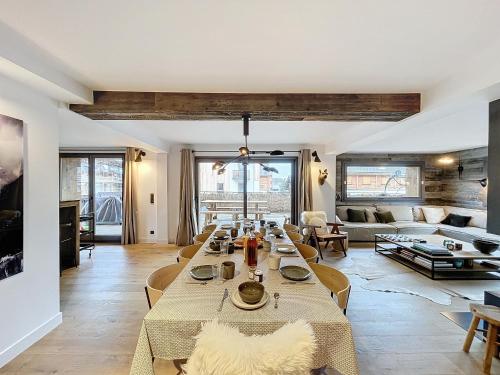 un grand salon avec une longue table dans l'établissement Makore - Les Gets - Centre village, aux Gets