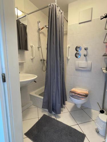 ein Bad mit einer Dusche, einem WC und einem Waschbecken in der Unterkunft LUV & LEE Waterkant Ferienwohnung SPO in Sankt Peter-Ording