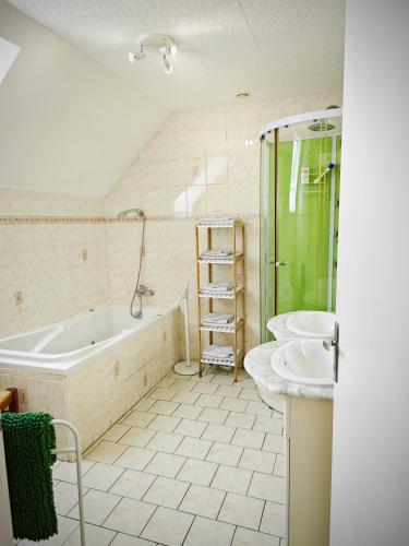 une salle de bain avec une baignoire, des toilettes et un lavabo dans l'établissement Chambres Les Salles, à Beauvoir