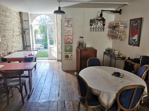 comedor con mesa, sillas y mesa en Les chambres de Cherveux, en Cherveux