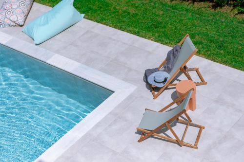 uma vista superior de uma cadeira ao lado de uma piscina em Arodo Suites em Iraklitsa