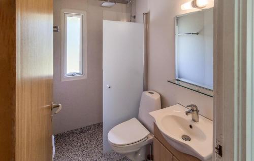 Koupelna v ubytování Nice Home In Thyholm With Wifi