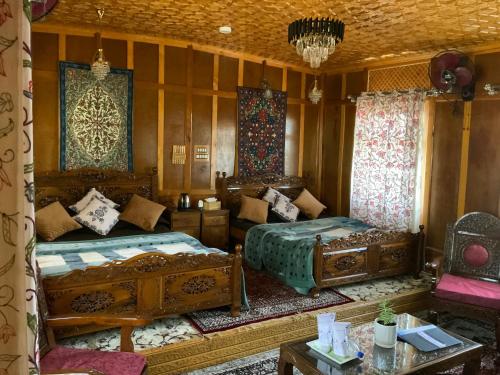 1 dormitorio con 2 camas y sofá en Movie land group of house boats, en Srinagar