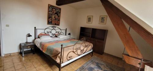 Mauves-sur-HuisneにあるF3 tout confort spacieuxの階段のある部屋のベッドルーム1室(ベッド1台付)