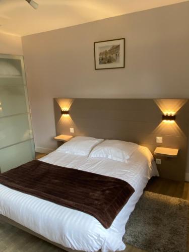 Gite Fruehmess في إتيرسويلير: غرفة نوم مع سرير مع مصباحين على الحائط