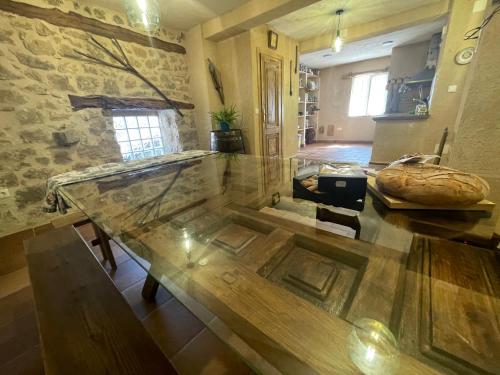 a glass exhibit in a room with a stone wall at La Casa de mis Padres in Arahuetes