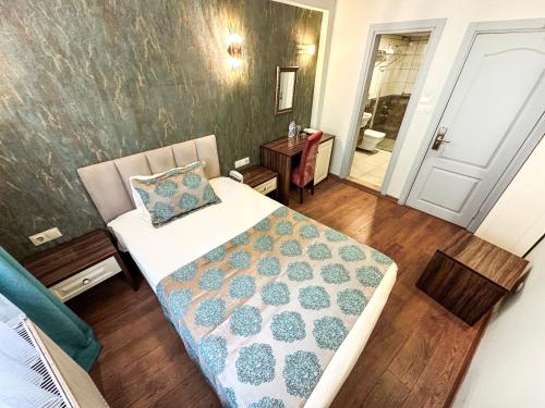 a bedroom with a bed with a pillow on it at Sağıroğlu Otel in Trabzon