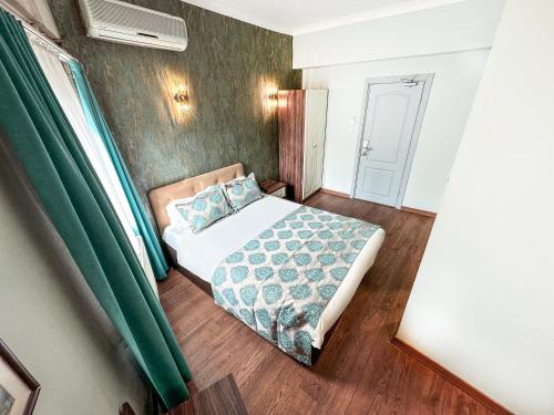 a small bedroom with a bed in a room at Sağıroğlu Otel in Trabzon