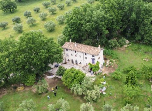 una vista aérea de una casa antigua en un campo en B&B Casal Cominium en San Donato Val di Comino