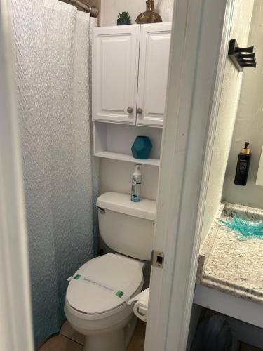 Ванная комната в Luxury Beach Condo with Pool and Tiki Bar!