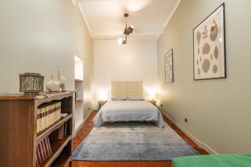 une chambre avec un lit et une étagère dans l'établissement Menton Old Town, à Menton