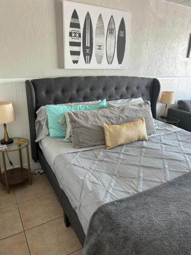 Кровать или кровати в номере Luxury Beach Condo with Pool and Tiki Bar!