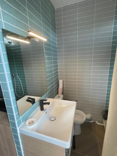 Ένα μπάνιο στο Superbe studio neuf avec Balcon