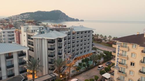 eine Luftansicht einer Stadt mit Gebäuden und dem Meer in der Unterkunft Kleopatra Dreams Beach Hotel in Alanya