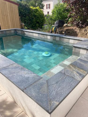 - une petite piscine d'eau bleue dans l'établissement Studio à louer style loft, à Mantes-la-Jolie