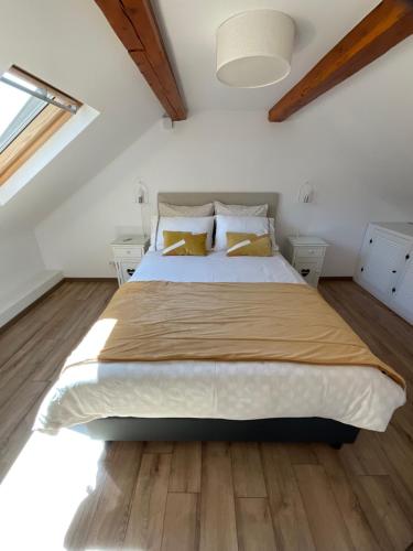 a bedroom with a large bed in a attic at Villa Colonna Appartements in Manosque