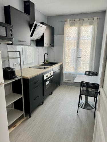 Appartement Le Saint-Charlesにあるキッチンまたは簡易キッチン