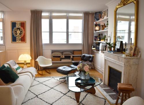 un salon avec un canapé et une cheminée dans l'établissement Le Parc Monceau, à Paris