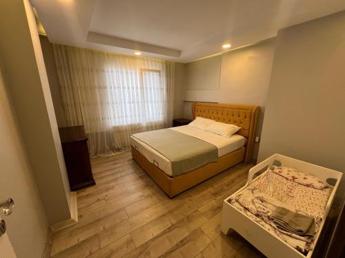 Dormitorio pequeño con cama y cuna en XANTHOS APART HOTEL Midyat Merkezde en Midyat