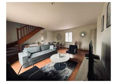 un salon avec un canapé et une table dans l'établissement La Giraudière, à Cellettes