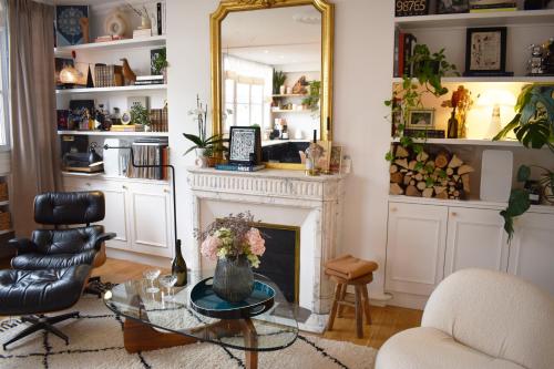 un salon avec une cheminée et un miroir dans l'établissement Le Parc Monceau, à Paris