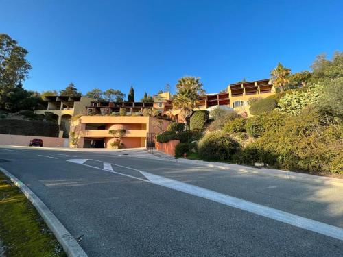 an empty road in front of a building at Appartement vue sur mer, piscine, garage privé in Bormes-les-Mimosas