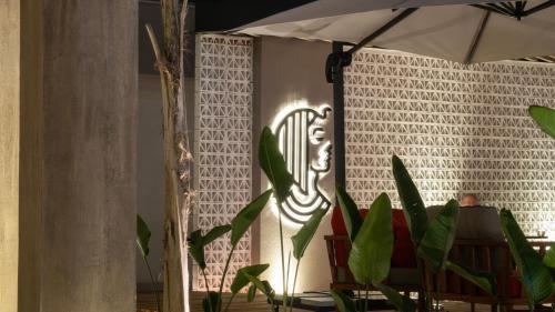 a room with a table and an umbrella and plants at Kleopatra Dreams Beach Hotel in Alanya