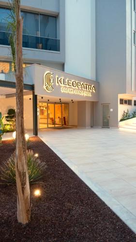 a building with a sign that reads klucoptica healthcare at Kleopatra Dreams Beach Hotel in Alanya