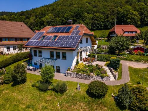 Schönenberg的住宿－Haus Föhrenbach，屋顶上设有太阳能电池板的房子