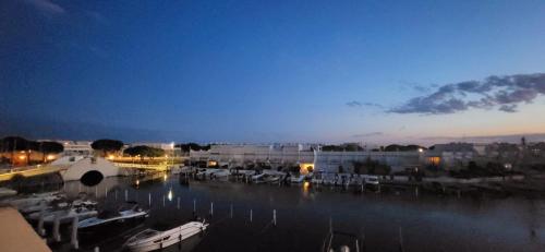 Marina Nirvana vue sur l'eau في لو غراو دو روا: مرسى فيه قوارب في الماء بالليل