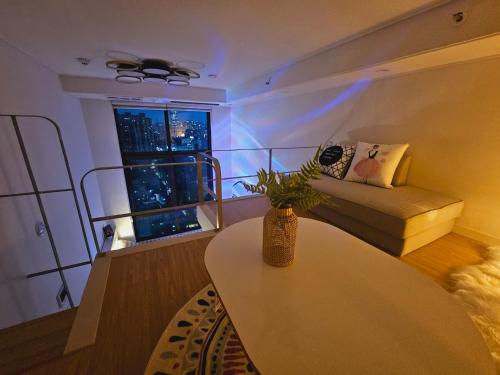 a living room with a couch and a table at 서울의 야경을 품은 스테이 in Seoul