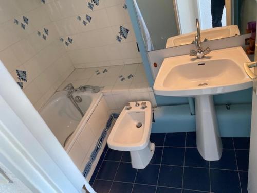 une salle de bain avec un lavabo, une baignoire et des toilettes dans l'établissement Vittoria immobilier - VUE MER ET GRANDE TERRASSE- Chèques Vacances acceptés, à La Grande Motte