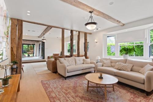 a living room with couches and a table at The Manor at Minstrel Court in Cambridge